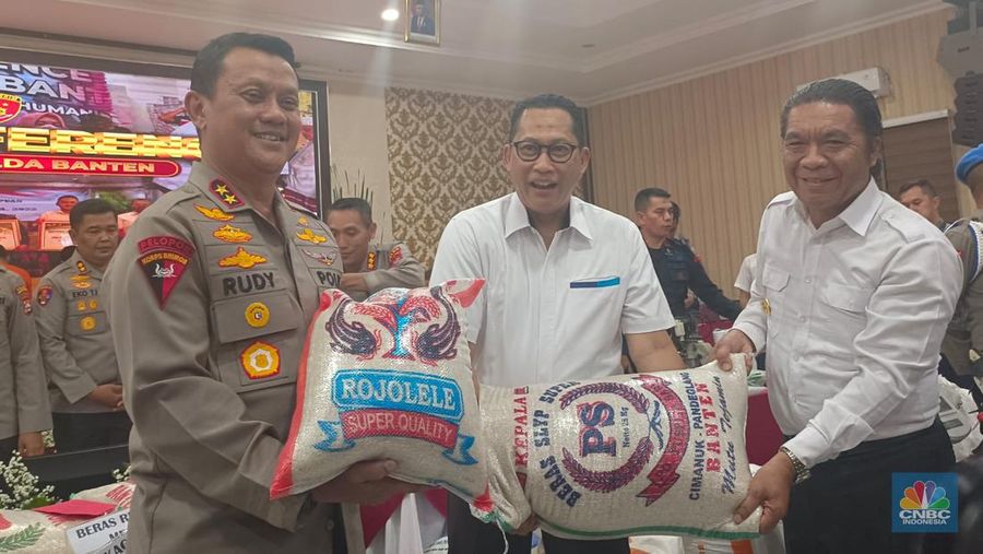 Budi Waseso memperlihatkan barang bukti dugaan penyimpangan distribusi beras impor premium milik Bulog di Polda Banten, Kota Serang, Banten, Jumat (10/2/2023). (CNBC Indonesia/Martyasari Rizky)