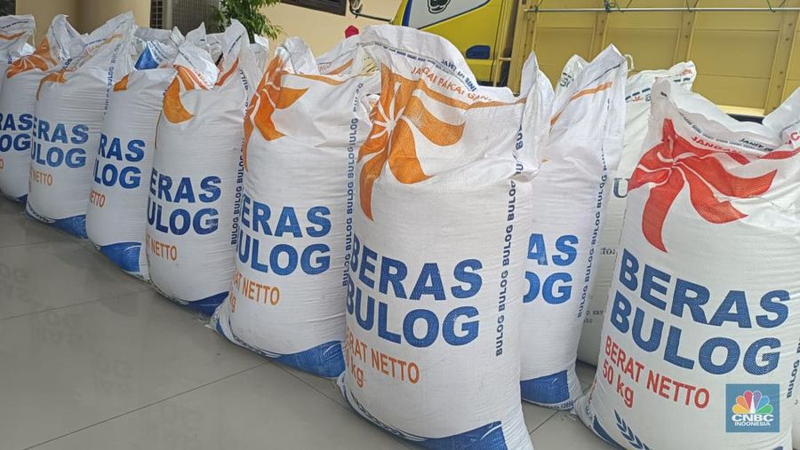 Polda Banten mengamankan barang bukti dugaan penyimpangan distribusi beras impor premium milik Bulog di Polda Banten, Kota Serang, Banten, Jumat (10/2/2023). (CNBC Indonesia/Martyasari Rizky)