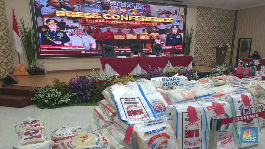 Polda Banten mengamankan barang bukti dugaan penyimpangan distribusi beras impor premium milik Bulog di Polda Banten, Kota Serang, Banten, Jumat (10/2/2023). (CNBC Indonesia/Martyasari Rizky)
