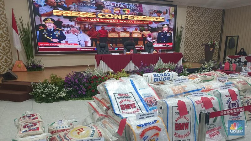 Polda Banten mengamankan barang bukti dugaan penyimpangan distribusi beras impor premium milik Bulog di Polda Banten, Kota Serang, Banten, Jumat (10/2/2023). (CNBC Indonesia/Martyasari Rizky)