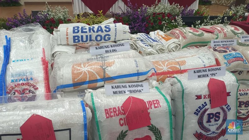 Polda Banten mengamankan barang bukti dugaan penyimpangan distribusi beras impor premium milik Bulog di Polda Banten, Kota Serang, Banten, Jumat (10/2/2023). (CNBC Indonesia/Martyasari Rizky)