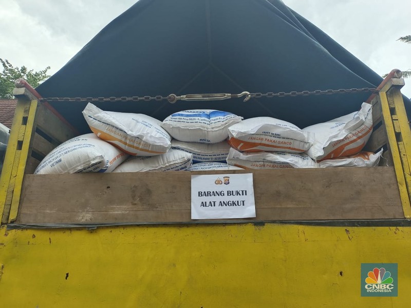Polda Banten mengamankan barang bukti dugaan penyimpangan distribusi beras impor premium milik Bulog di Polda Banten, Kota Serang, Banten, Jumat (10/2/2023). (CNBC Indonesia/Martyasari Rizky) Polda Banten mengamankan barang bukti dugaan penyimpangan distribusi beras impor premium milik Bulog di Polda Banten, Kota Serang, Banten, Jumat (10/2/2023). (CNBC Indonesia/Martyasari Rizky)