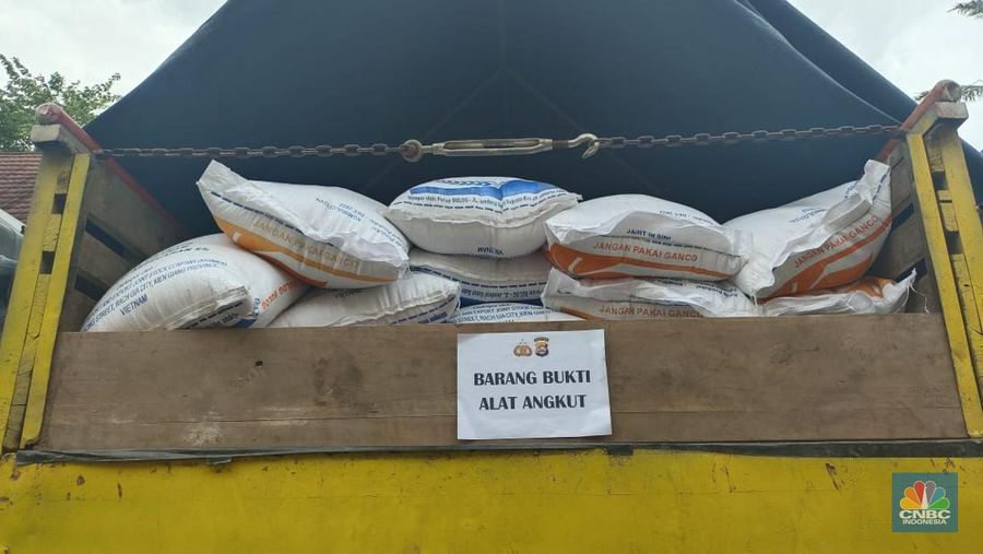 Polda Banten mengamankan barang bukti dugaan penyimpangan distribusi beras impor premium milik Bulog di Polda Banten, Kota Serang, Banten, Jumat (10/2/2023). (CNBC Indonesia/Martyasari Rizky)