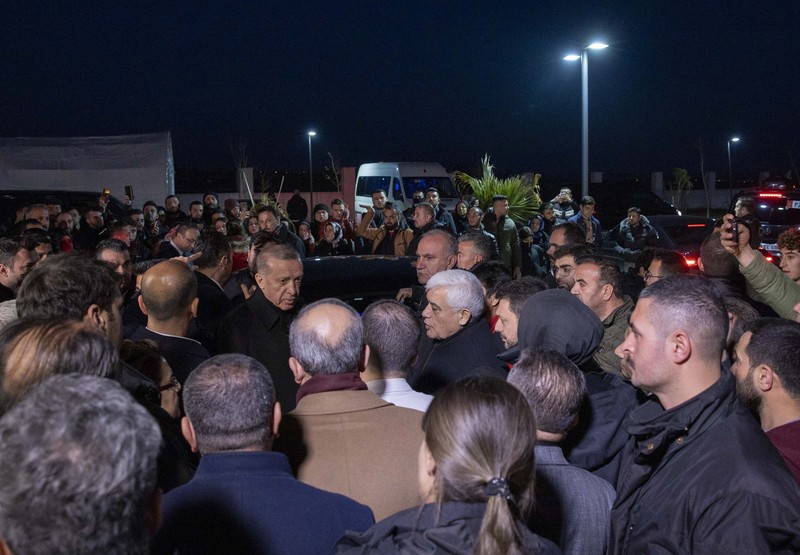 Presiden Turki Recep Tayyip Erdogan berbicara dengan warga korban gempa di kota tenda yang didirikan oleh Otoritas Manajemen Bencana dan Darurat (AFAD) Turkiye setelah gempa berkekuatan 7,7 dan 7,6 melanda beberapa provinsi Turkiye termasuk Gaziantep, Turkiye di 09 Februari 2023. (AFP/OZAN KOSE) Presiden Turki Recep Tayyip Erdogan berbicara dengan warga korban gempa di kota tenda yang didirikan oleh Otoritas Manajemen Bencana dan Darurat (AFAD) Turkiye setelah gempa berkekuatan 7,7 dan 7,6 melanda beberapa provinsi Turkiye termasuk Gaziantep, Turkiye di 09 Februari 2023. (AFP/OZAN KOSE)