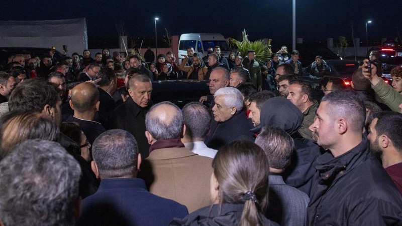 Presiden Turki Recep Tayyip Erdogan berbicara dengan warga korban gempa di kota tenda yang didirikan oleh Otoritas Manajemen Bencana dan Darurat (AFAD) Turkiye setelah gempa berkekuatan 7,7 dan 7,6 melanda beberapa provinsi Turkiye termasuk Gaziantep, Turkiye di 09 Februari 2023. (AFP/OZAN KOSE)