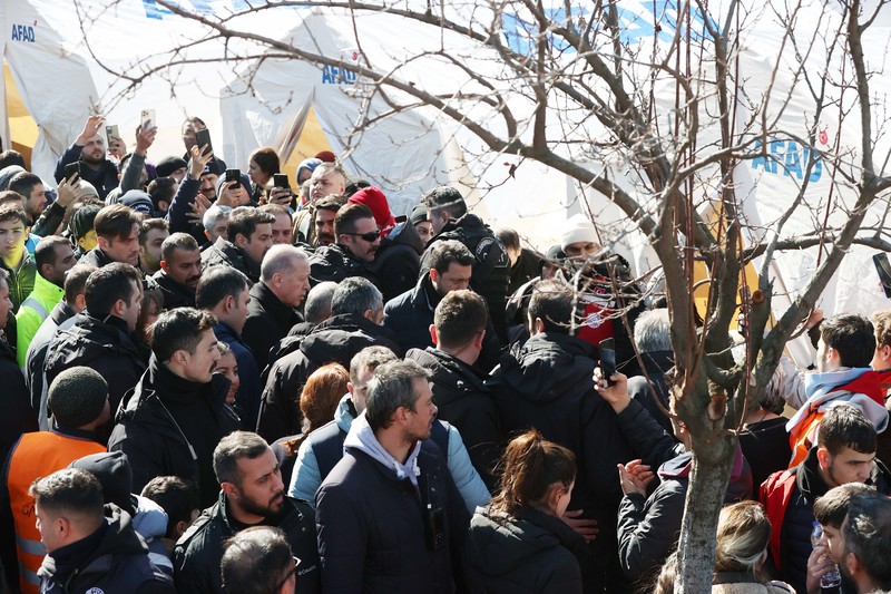 Presiden Turki Recep Tayyip Erdogan berbicara dengan warga korban gempa di kota tenda yang didirikan oleh Otoritas Manajemen Bencana dan Darurat (AFAD) Turkiye setelah gempa berkekuatan 7,7 dan 7,6 melanda beberapa provinsi Turkiye termasuk Gaziantep, Turkiye di 09 Februari 2023. (AFP/OZAN KOSE) Presiden Turki Recep Tayyip Erdogan berbicara dengan warga korban gempa di kota tenda yang didirikan oleh Otoritas Manajemen Bencana dan Darurat (AFAD) Turkiye setelah gempa berkekuatan 7,7 dan 7,6 melanda beberapa provinsi Turkiye termasuk Gaziantep, Turkiye di 09 Februari 2023. (AFP/OZAN KOSE)