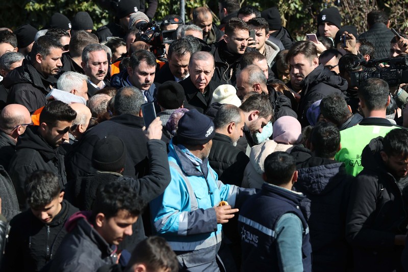 Presiden Turki Recep Tayyip Erdogan berbicara dengan warga korban gempa di kota tenda yang didirikan oleh Otoritas Manajemen Bencana dan Darurat (AFAD) Turkiye setelah gempa berkekuatan 7,7 dan 7,6 melanda beberapa provinsi Turkiye termasuk Gaziantep, Turkiye di 09 Februari 2023. (AFP/OZAN KOSE) Presiden Turki Recep Tayyip Erdogan berbicara dengan warga korban gempa di kota tenda yang didirikan oleh Otoritas Manajemen Bencana dan Darurat (AFAD) Turkiye setelah gempa berkekuatan 7,7 dan 7,6 melanda beberapa provinsi Turkiye termasuk Gaziantep, Turkiye di 09 Februari 2023. (AFP/OZAN KOSE)