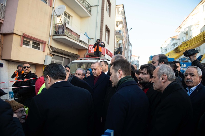 Presiden Turki Recep Tayyip Erdogan berbicara dengan warga korban gempa di kota tenda yang didirikan oleh Otoritas Manajemen Bencana dan Darurat (AFAD) Turkiye setelah gempa berkekuatan 7,7 dan 7,6 melanda beberapa provinsi Turkiye termasuk Gaziantep, Turkiye di 09 Februari 2023. (AFP/OZAN KOSE) Presiden Turki Recep Tayyip Erdogan berbicara dengan warga korban gempa di kota tenda yang didirikan oleh Otoritas Manajemen Bencana dan Darurat (AFAD) Turkiye setelah gempa berkekuatan 7,7 dan 7,6 melanda beberapa provinsi Turkiye termasuk Gaziantep, Turkiye di 09 Februari 2023. (AFP/OZAN KOSE)