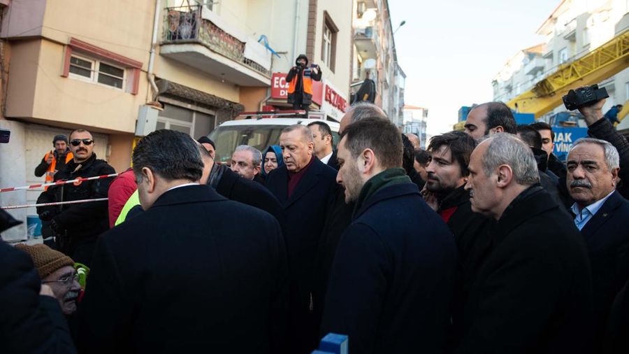 Presiden Turki Recep Tayyip Erdogan berbicara dengan warga korban gempa di kota tenda yang didirikan oleh Otoritas Manajemen Bencana dan Darurat (AFAD) Turkiye setelah gempa berkekuatan 7,7 dan 7,6 melanda beberapa provinsi Turkiye termasuk Gaziantep, Turkiye di 09 Februari 2023. (AFP/OZAN KOSE)