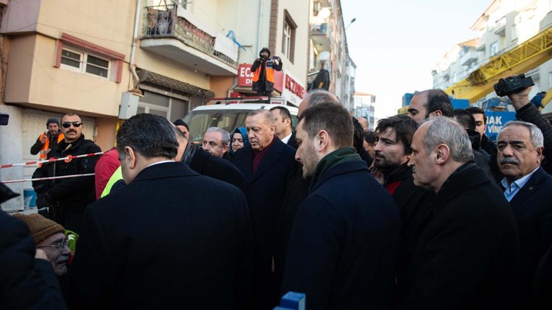 Presiden Turki Recep Tayyip Erdogan berbicara dengan warga korban gempa di kota tenda yang didirikan oleh Otoritas Manajemen Bencana dan Darurat (AFAD) Turkiye setelah gempa berkekuatan 7,7 dan 7,6 melanda beberapa provinsi Turkiye termasuk Gaziantep, Turkiye di 09 Februari 2023. (AFP/OZAN KOSE)