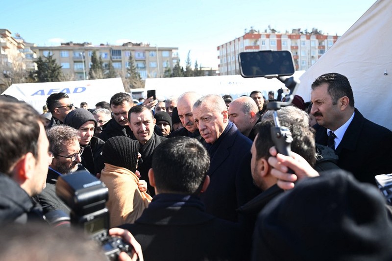 Presiden Turki Recep Tayyip Erdogan berbicara dengan warga korban gempa di kota tenda yang didirikan oleh Otoritas Manajemen Bencana dan Darurat (AFAD) Turkiye setelah gempa berkekuatan 7,7 dan 7,6 melanda beberapa provinsi Turkiye termasuk Gaziantep, Turkiye di 09 Februari 2023. (AFP/OZAN KOSE) Presiden Turki Recep Tayyip Erdogan berbicara dengan warga korban gempa di kota tenda yang didirikan oleh Otoritas Manajemen Bencana dan Darurat (AFAD) Turkiye setelah gempa berkekuatan 7,7 dan 7,6 melanda beberapa provinsi Turkiye termasuk Gaziantep, Turkiye di 09 Februari 2023. (AFP/OZAN KOSE)