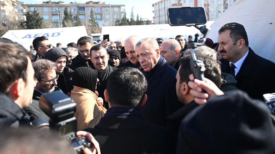 Presiden Turki Recep Tayyip Erdogan berbicara dengan warga korban gempa di kota tenda yang didirikan oleh Otoritas Manajemen Bencana dan Darurat (AFAD) Turkiye setelah gempa berkekuatan 7,7 dan 7,6 melanda beberapa provinsi Turkiye termasuk Gaziantep, Turkiye di 09 Februari 2023. (AFP/OZAN KOSE)