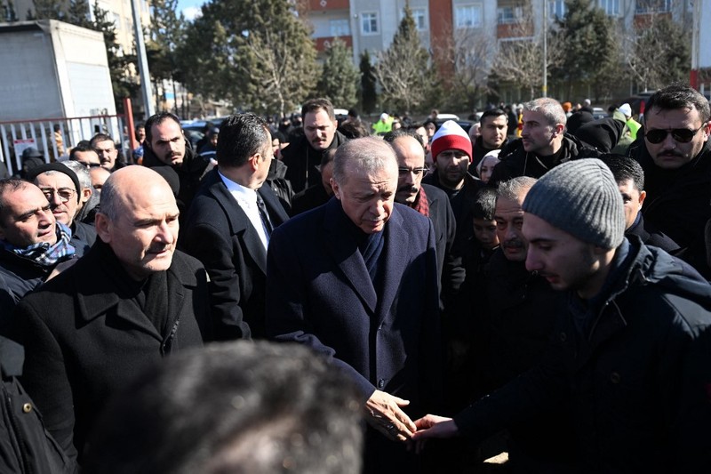 Presiden Turki Recep Tayyip Erdogan berbicara dengan warga korban gempa di kota tenda yang didirikan oleh Otoritas Manajemen Bencana dan Darurat (AFAD) Turkiye setelah gempa berkekuatan 7,7 dan 7,6 melanda beberapa provinsi Turkiye termasuk Gaziantep, Turkiye di 09 Februari 2023. (AFP/OZAN KOSE) Presiden Turki Recep Tayyip Erdogan berbicara dengan warga korban gempa di kota tenda yang didirikan oleh Otoritas Manajemen Bencana dan Darurat (AFAD) Turkiye setelah gempa berkekuatan 7,7 dan 7,6 melanda beberapa provinsi Turkiye termasuk Gaziantep, Turkiye di 09 Februari 2023. (AFP/OZAN KOSE)