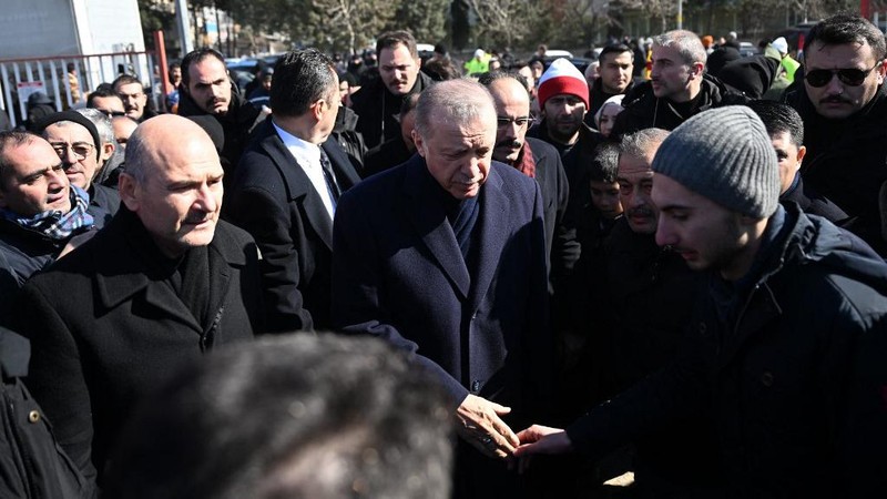 Presiden Turki Recep Tayyip Erdogan berbicara dengan warga korban gempa di kota tenda yang didirikan oleh Otoritas Manajemen Bencana dan Darurat (AFAD) Turkiye setelah gempa berkekuatan 7,7 dan 7,6 melanda beberapa provinsi Turkiye termasuk Gaziantep, Turkiye di 09 Februari 2023. (AFP/OZAN KOSE)