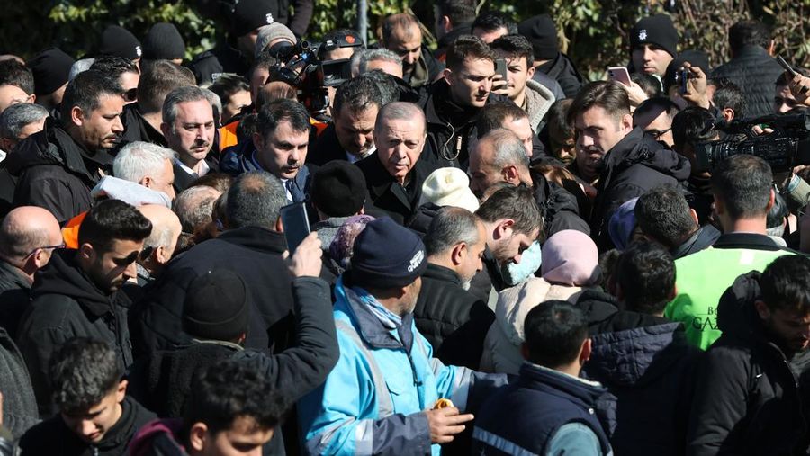 Presiden Turki Recep Tayyip Erdogan berbicara dengan warga korban gempa di kota tenda yang didirikan oleh Otoritas Manajemen Bencana dan Darurat (AFAD) Turkiye setelah gempa berkekuatan 7,7 dan 7,6 melanda beberapa provinsi Turkiye termasuk Gaziantep, Turkiye di 09 Februari 2023. (Anadolu Agency via Getty Images)