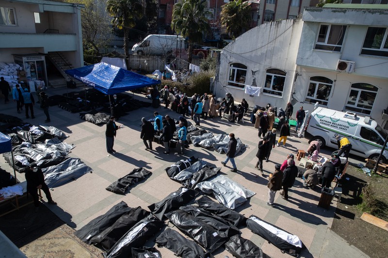 Rumah sakit di Turki menjadi kamar mayat darurat tempat menyimpan korban tewas. Kantong-kantong mayat diletakkan berjejer di lahan parkir rumah sakit. (Getty Images/Burak Kara) Rumah sakit di Turki menjadi kamar mayat darurat tempat menyimpan korban tewas. Kantong-kantong mayat diletakkan berjejer di lahan parkir rumah sakit. (Getty Images/Burak Kara)