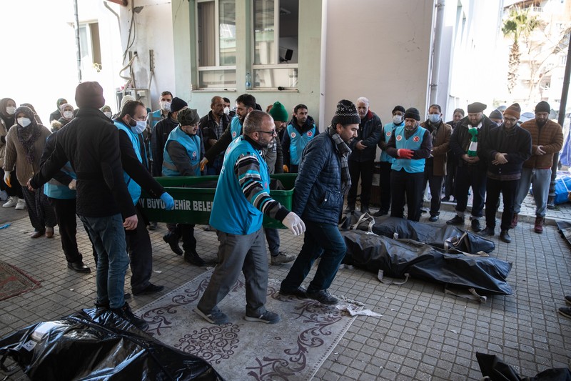 Rumah sakit di Turki menjadi kamar mayat darurat tempat menyimpan korban tewas. Kantong-kantong mayat diletakkan berjejer di lahan parkir rumah sakit. (Getty Images/Burak Kara)
