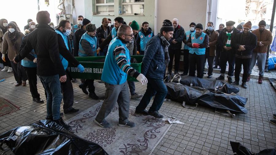 Rumah sakit di Turki menjadi kamar mayat darurat tempat menyimpan korban tewas. Kantong-kantong mayat diletakkan berjejer di lahan parkir rumah sakit. (Getty Images/Burak Kara)