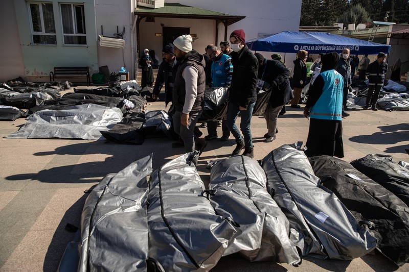 Rumah sakit di Turki menjadi kamar mayat darurat tempat menyimpan korban tewas. Kantong-kantong mayat diletakkan berjejer di lahan parkir rumah sakit. (Getty Images/Burak Kara) Rumah sakit di Turki menjadi kamar mayat darurat tempat menyimpan korban tewas. Kantong-kantong mayat diletakkan berjejer di lahan parkir rumah sakit. (Getty Images/Burak Kara)