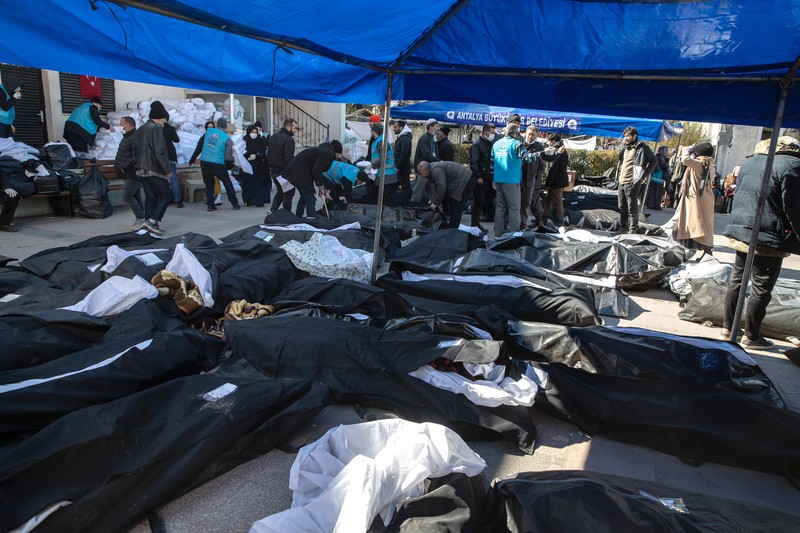 Rumah sakit di Turki menjadi kamar mayat darurat tempat menyimpan korban tewas. Kantong-kantong mayat diletakkan berjejer di lahan parkir rumah sakit. (Getty Images/Burak Kara) Rumah sakit di Turki menjadi kamar mayat darurat tempat menyimpan korban tewas. Kantong-kantong mayat diletakkan berjejer di lahan parkir rumah sakit. (Getty Images/Burak Kara)