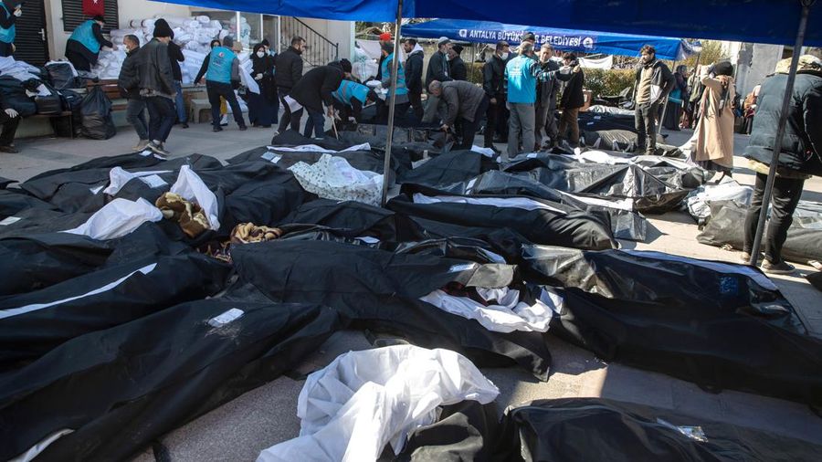 Rumah sakit di Turki menjadi kamar mayat darurat tempat menyimpan korban tewas. Kantong-kantong mayat diletakkan berjejer di lahan parkir rumah sakit. (Getty Images/Burak Kara)