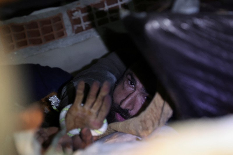 Abdulaim Muaini saat akan dievakuasi tim penyelamat di samping istrinya yang telah meninggal. (REUTERS/UMIT BEKTAS) Abdulaim Muaini saat akan dievakuasi tim penyelamat di samping istrinya yang telah meninggal. (REUTERS/UMIT BEKTAS)