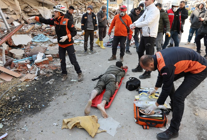 Abdulaim Muaini saat akan dievakuasi tim penyelamat di samping istrinya yang telah meninggal. (REUTERS/UMIT BEKTAS) Abdulaim Muaini saat akan dievakuasi tim penyelamat di samping istrinya yang telah meninggal. (REUTERS/UMIT BEKTAS)