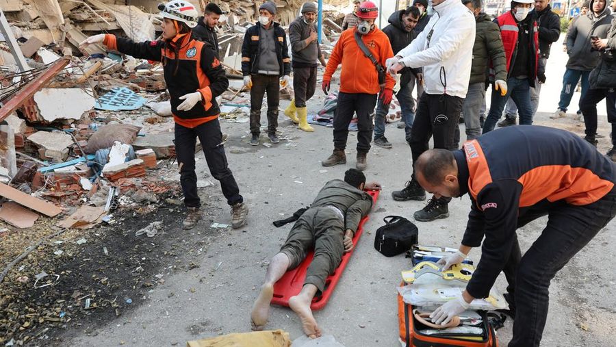Abdulaim Muaini saat akan dievakuasi tim penyelamat di samping istrinya yang telah meninggal. (REUTERS/UMIT BEKTAS)
