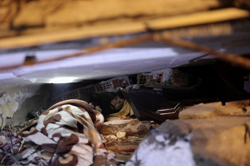 Abdulaim Muaini saat akan dievakuasi tim penyelamat di samping istrinya yang telah meninggal. (REUTERS/UMIT BEKTAS) Abdulaim Muaini saat akan dievakuasi tim penyelamat di samping istrinya yang telah meninggal. (REUTERS/UMIT BEKTAS)