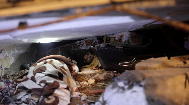 Abdulaim Muaini saat akan dievakuasi tim penyelamat di samping istrinya yang telah meninggal. (REUTERS/UMIT BEKTAS)