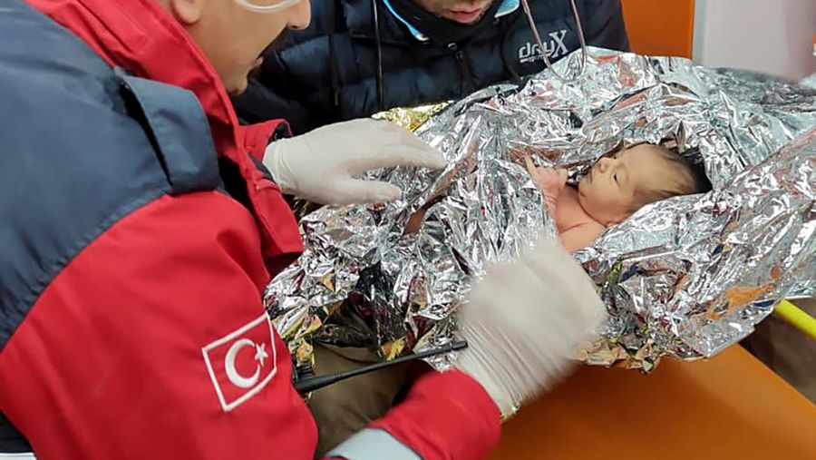 Seorang penyelamat menggendong bayi Belen, ditarik keluar dari bangunan yang runtuh 2 hari setelah gempa bumi, di Hatay selatan Turki, Rabu malam, 8 Februari 2023. AP/