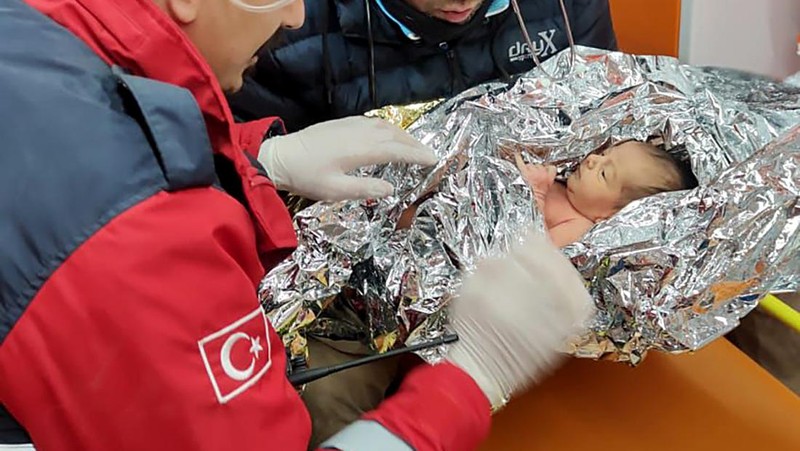 Seorang penyelamat menggendong bayi Belen, ditarik keluar dari bangunan yang runtuh 2 hari setelah gempa bumi, di Hatay selatan Turki, Rabu malam, 8 Februari 2023. AP/
