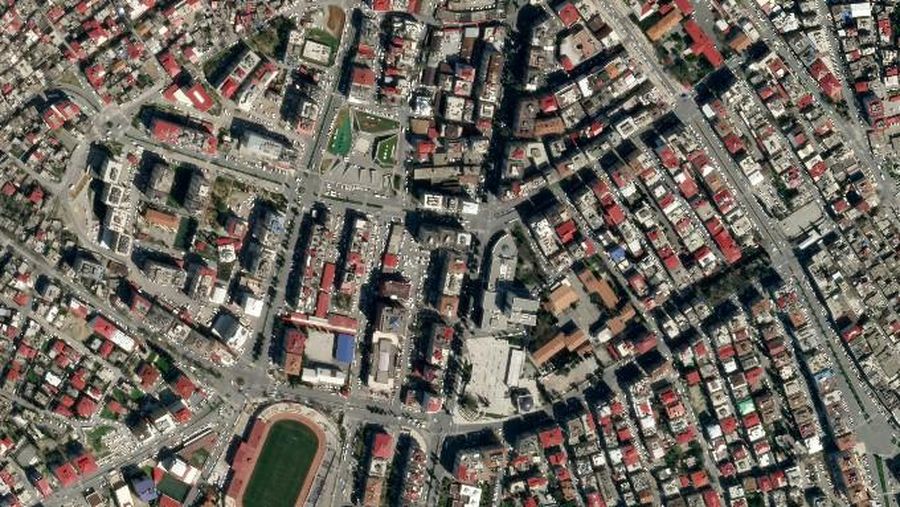 Kombinasi gambar satelit 26 Juli 2022 dan 8 Februari 2023 yang disediakan oleh Maxar Technologies menunjukkan bangunan dan stadion di pusat kota Kahramanmaras, Turki sebelum dan sesudah gempa kuat melanda wilayah tersebut pada Senin, 6 Februari 2023. (Maxar Technologies melalui AP)