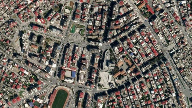 Kombinasi gambar satelit 26 Juli 2022 dan 8 Februari 2023 yang disediakan oleh Maxar Technologies menunjukkan bangunan dan stadion di pusat kota Kahramanmaras, Turki sebelum dan sesudah gempa kuat melanda wilayah tersebut pada Senin, 6 Februari 2023. (Maxar Technologies melalui AP)