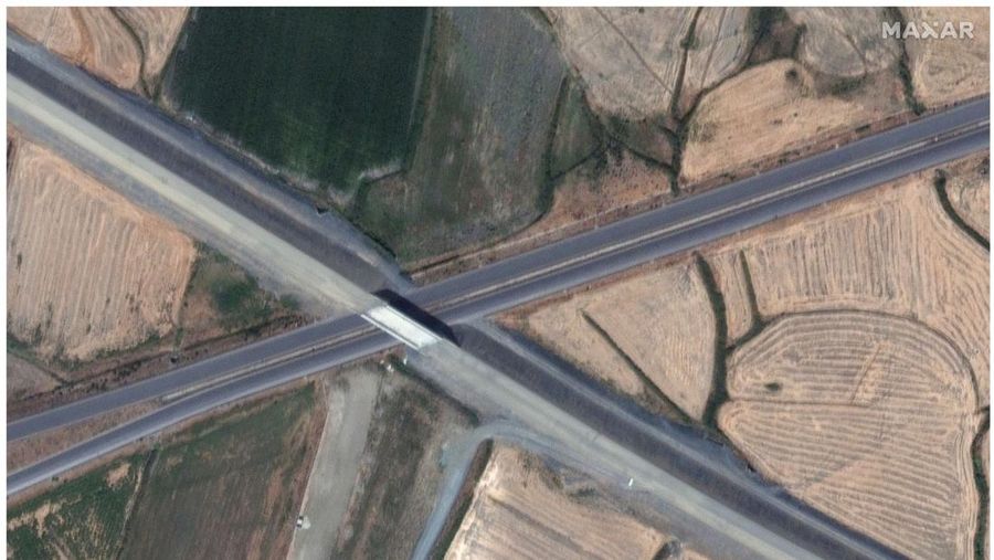 Kombinasi gambar satelit 26 Juli 2022 dan 8 Februari 2023 yang disediakan oleh Maxar Technologies menunjukkan bangunan dan stadion di pusat kota Kahramanmaras, Turki sebelum dan sesudah gempa kuat melanda wilayah tersebut pada Senin, 6 Februari 2023. (Maxar Technologies melalui AP)