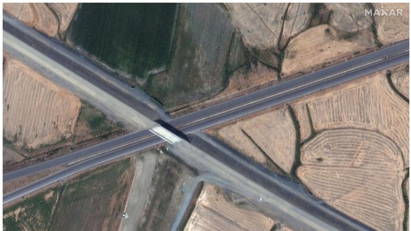Kombinasi gambar satelit 26 Juli 2022 dan 8 Februari 2023 yang disediakan oleh Maxar Technologies menunjukkan bangunan dan stadion di pusat kota Kahramanmaras, Turki sebelum dan sesudah gempa kuat melanda wilayah tersebut pada Senin, 6 Februari 2023. (Maxar Technologies melalui AP)