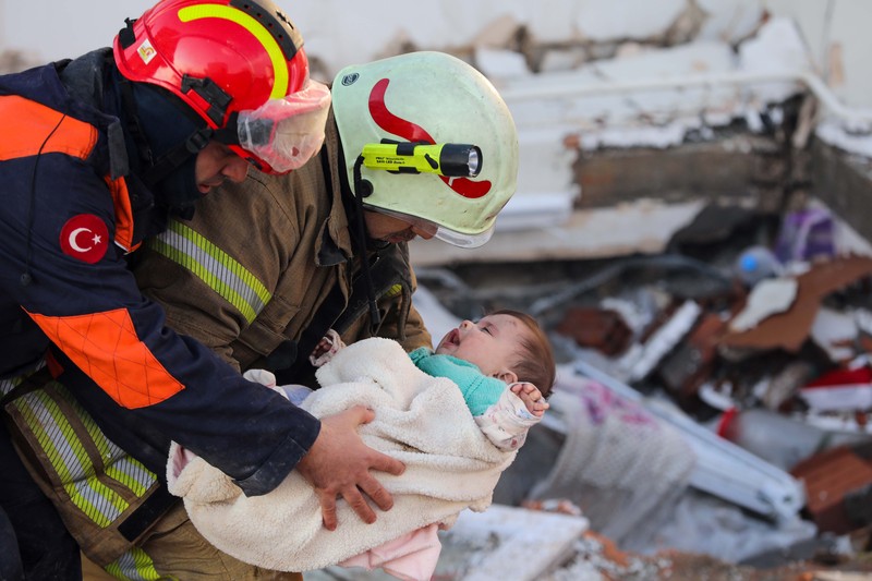 Seorang penyelamat menggendong bayi Belen, ditarik keluar dari bangunan yang runtuh 2 hari setelah gempa bumi, di Hatay selatan Turki, Rabu malam, 8 Februari 2023. AP/
