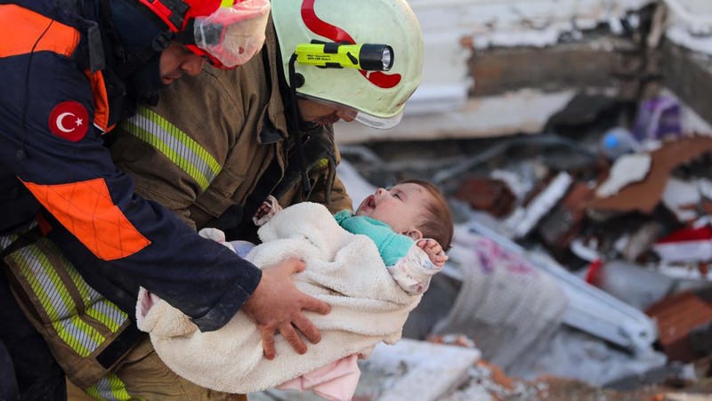 Seorang penyelamat menggendong bayi Belen, ditarik keluar dari bangunan yang runtuh 2 hari setelah gempa bumi, di Hatay selatan Turki, Rabu malam, 8 Februari 2023. AP/