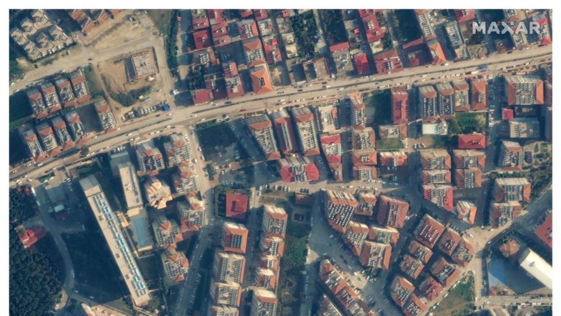 Kombinasi gambar satelit 26 Juli 2022 dan 8 Februari 2023 yang disediakan oleh Maxar Technologies menunjukkan bangunan dan stadion di pusat kota Kahramanmaras, Turki sebelum dan sesudah gempa kuat melanda wilayah tersebut pada Senin, 6 Februari 2023. (Maxar Technologies melalui AP)