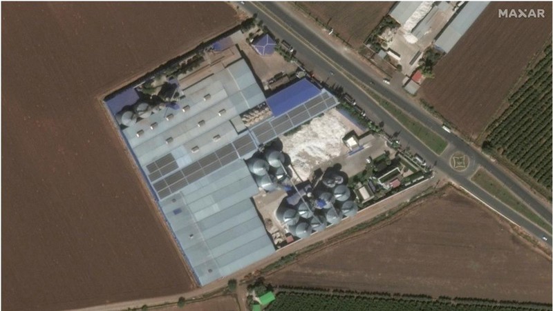 Kombinasi gambar satelit 26 Juli 2022 dan 8 Februari 2023 yang disediakan oleh Maxar Technologies menunjukkan bangunan dan stadion di pusat kota Kahramanmaras, Turki sebelum dan sesudah gempa kuat melanda wilayah tersebut pada Senin, 6 Februari 2023. (Maxar Technologies melalui AP)