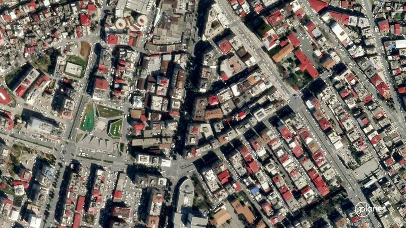 Kombinasi gambar satelit 26 Juli 2022 dan 8 Februari 2023 yang disediakan oleh Maxar Technologies menunjukkan bangunan dan stadion di pusat kota Kahramanmaras, Turki sebelum dan sesudah gempa kuat melanda wilayah tersebut pada Senin, 6 Februari 2023. (Maxar Technologies melalui AP)