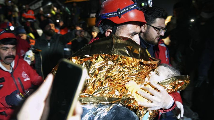 Seorang penyelamat menggendong bayi Belen, ditarik keluar dari bangunan yang runtuh 2 hari setelah gempa bumi, di Hatay selatan Turki, Rabu malam, 8 Februari 2023. AP/