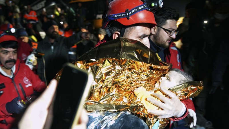 Seorang penyelamat menggendong bayi Belen, ditarik keluar dari bangunan yang runtuh 2 hari setelah gempa bumi, di Hatay selatan Turki, Rabu malam, 8 Februari 2023. AP/