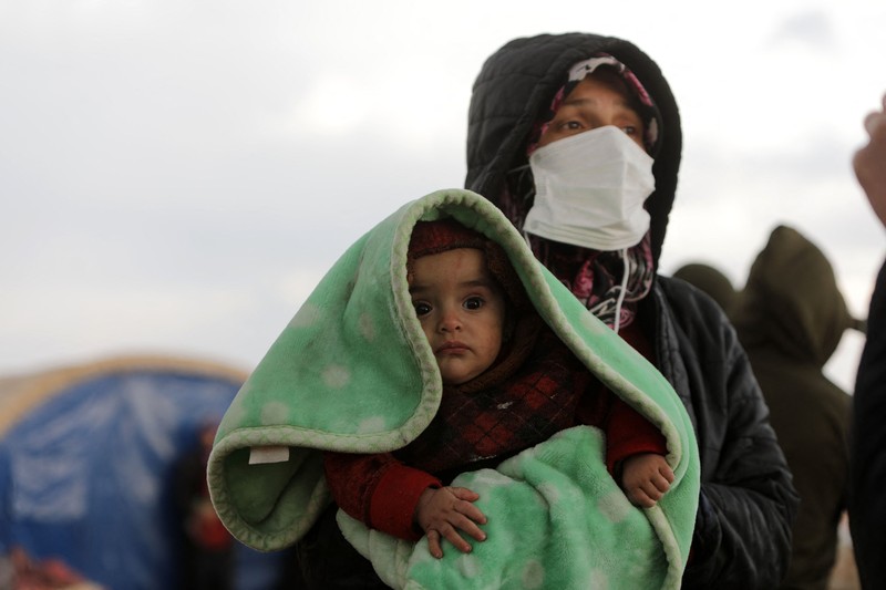 Seorang penyelamat menggendong bayi Belen, ditarik keluar dari bangunan yang runtuh 2 hari setelah gempa bumi, di Hatay selatan Turki, Rabu malam, 8 Februari 2023. AP/ Seorang penyelamat menggendong bayi Belen, ditarik keluar dari bangunan yang runtuh 2 hari setelah gempa bumi, di Hatay selatan Turki, Rabu malam, 8 Februari 2023. AP/