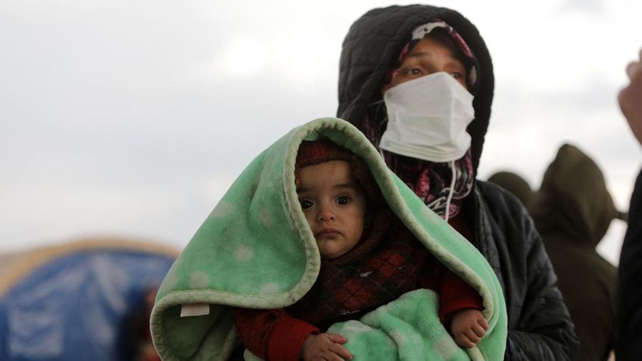 Seorang penyelamat menggendong bayi Belen, ditarik keluar dari bangunan yang runtuh 2 hari setelah gempa bumi, di Hatay selatan Turki, Rabu malam, 8 Februari 2023. AP/