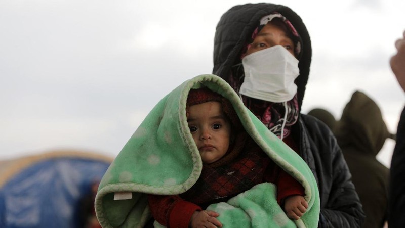Seorang penyelamat menggendong bayi Belen, ditarik keluar dari bangunan yang runtuh 2 hari setelah gempa bumi, di Hatay selatan Turki, Rabu malam, 8 Februari 2023. AP/