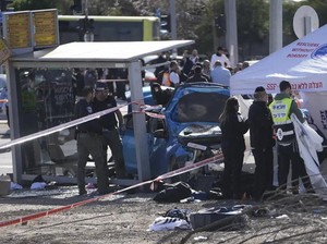 Mobil Tabrak Kerumunan di Halte Israel, 8 Orang Luka