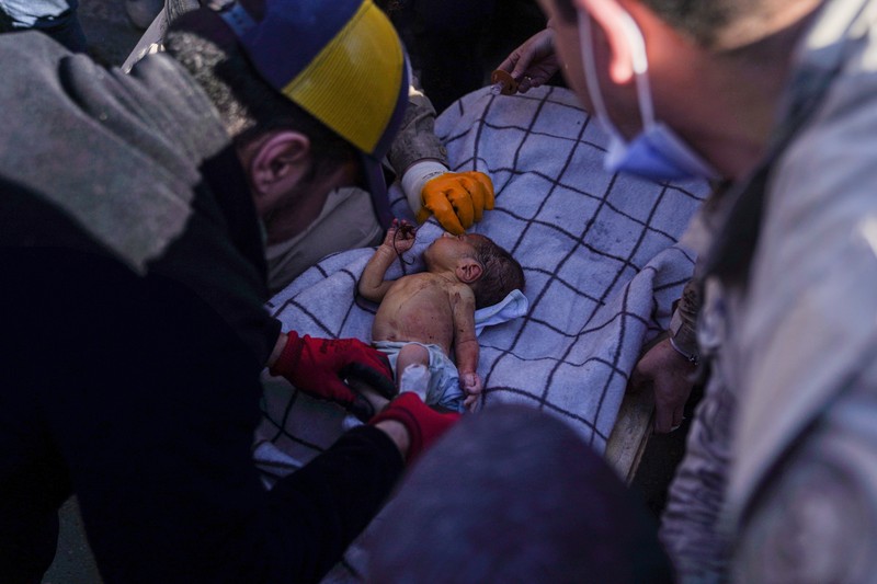 Seorang penyelamat menggendong bayi Belen, ditarik keluar dari bangunan yang runtuh 2 hari setelah gempa bumi, di Hatay selatan Turki, Rabu malam, 8 Februari 2023. AP/ Seorang penyelamat menggendong bayi Belen, ditarik keluar dari bangunan yang runtuh 2 hari setelah gempa bumi, di Hatay selatan Turki, Rabu malam, 8 Februari 2023. AP/