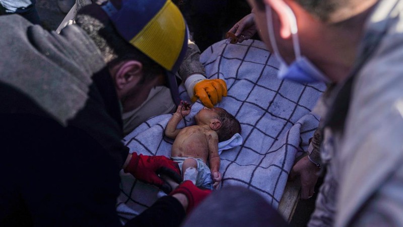 Seorang penyelamat menggendong bayi Belen, ditarik keluar dari bangunan yang runtuh 2 hari setelah gempa bumi, di Hatay selatan Turki, Rabu malam, 8 Februari 2023. AP/