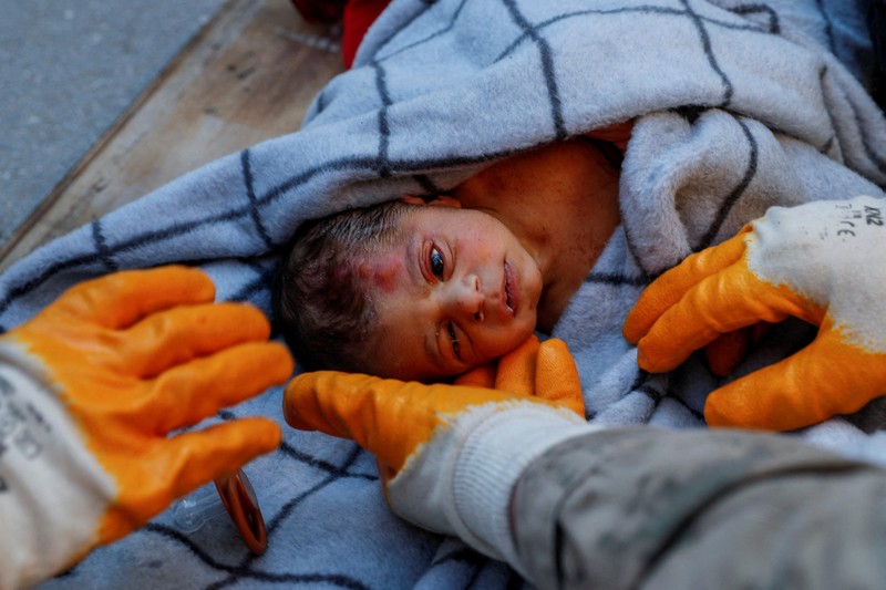 Seorang penyelamat menggendong bayi Belen, ditarik keluar dari bangunan yang runtuh 2 hari setelah gempa bumi, di Hatay selatan Turki, Rabu malam, 8 Februari 2023. AP/ Seorang penyelamat menggendong bayi Belen, ditarik keluar dari bangunan yang runtuh 2 hari setelah gempa bumi, di Hatay selatan Turki, Rabu malam, 8 Februari 2023. AP/